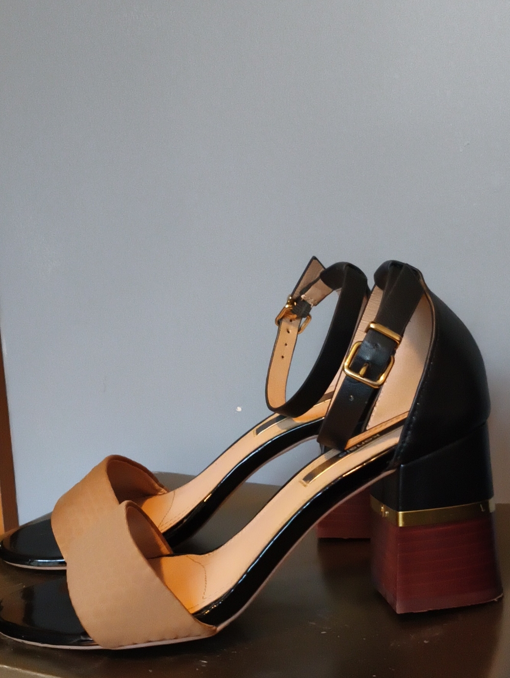 Kensie Two-Tone Block Heel Sandals in Black and Tan 7